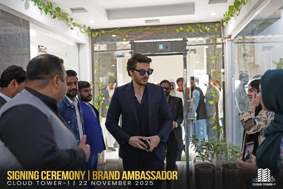 We warmly welcome @khanahsanofficial to the Head Office of @cloudservicespk Our CEO @atifmustafa (2)