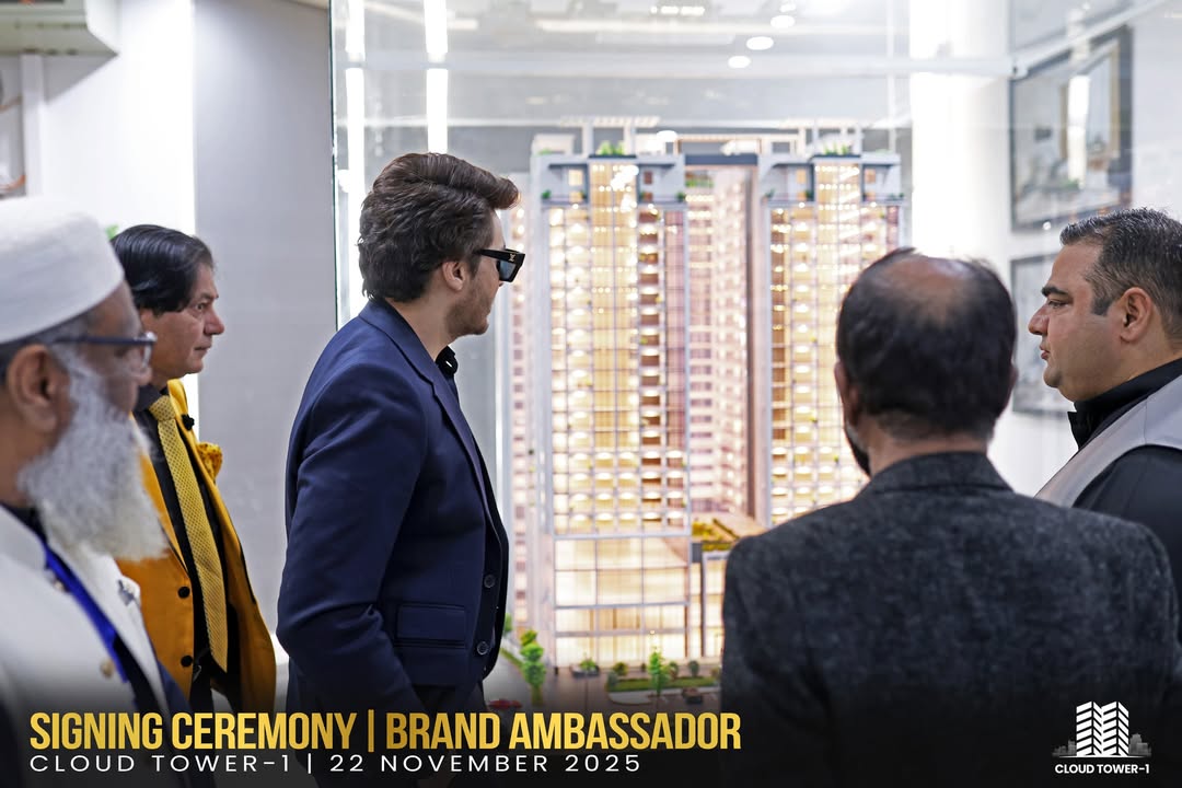 We warmly welcome @khanahsanofficial to the Head Office of @cloudservicespk Our CEO @atifmustafa (3)