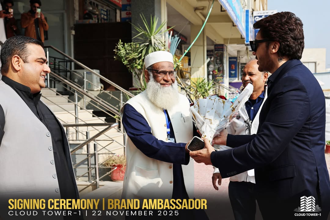 We warmly welcome @khanahsanofficial to the Head Office of @cloudservicespk Our CEO @atifmustafa (4)