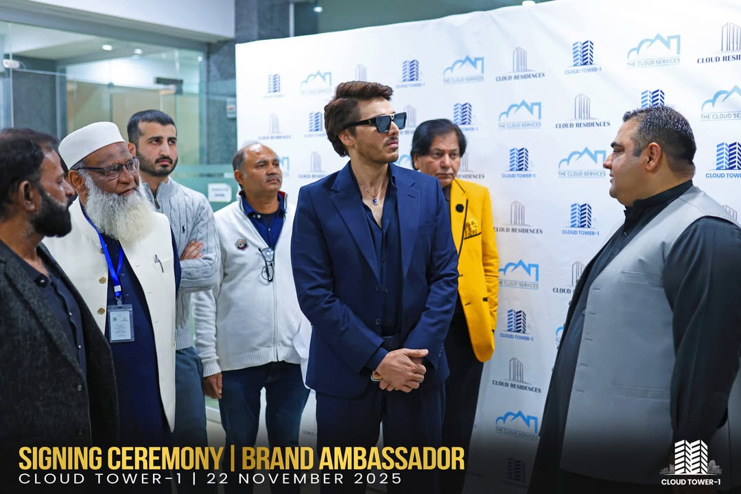 We warmly welcome @khanahsanofficial to the Head Office of @cloudservicespk Our CEO @atifmustafa (5)